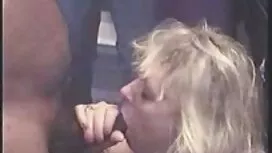 脂肪の日焼けした男は、カメラにロシアの売 ...