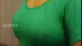 シャワーで熱いと優しく彼女の猫を与える  ...