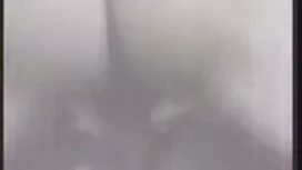 彼らは女の子に自転車に乗るように教えただ ...