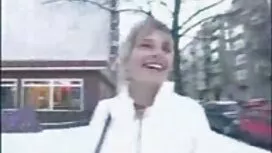 最初の日に、ひよこは彼女のボーイフレンド ...