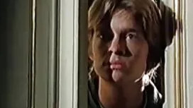 彼らはトイレのパンティメディアの穴を通し ...