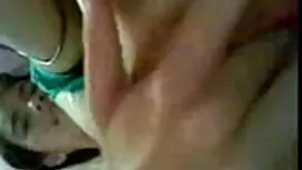 ブルネットは彼女の友人の足を舐め、それら ...